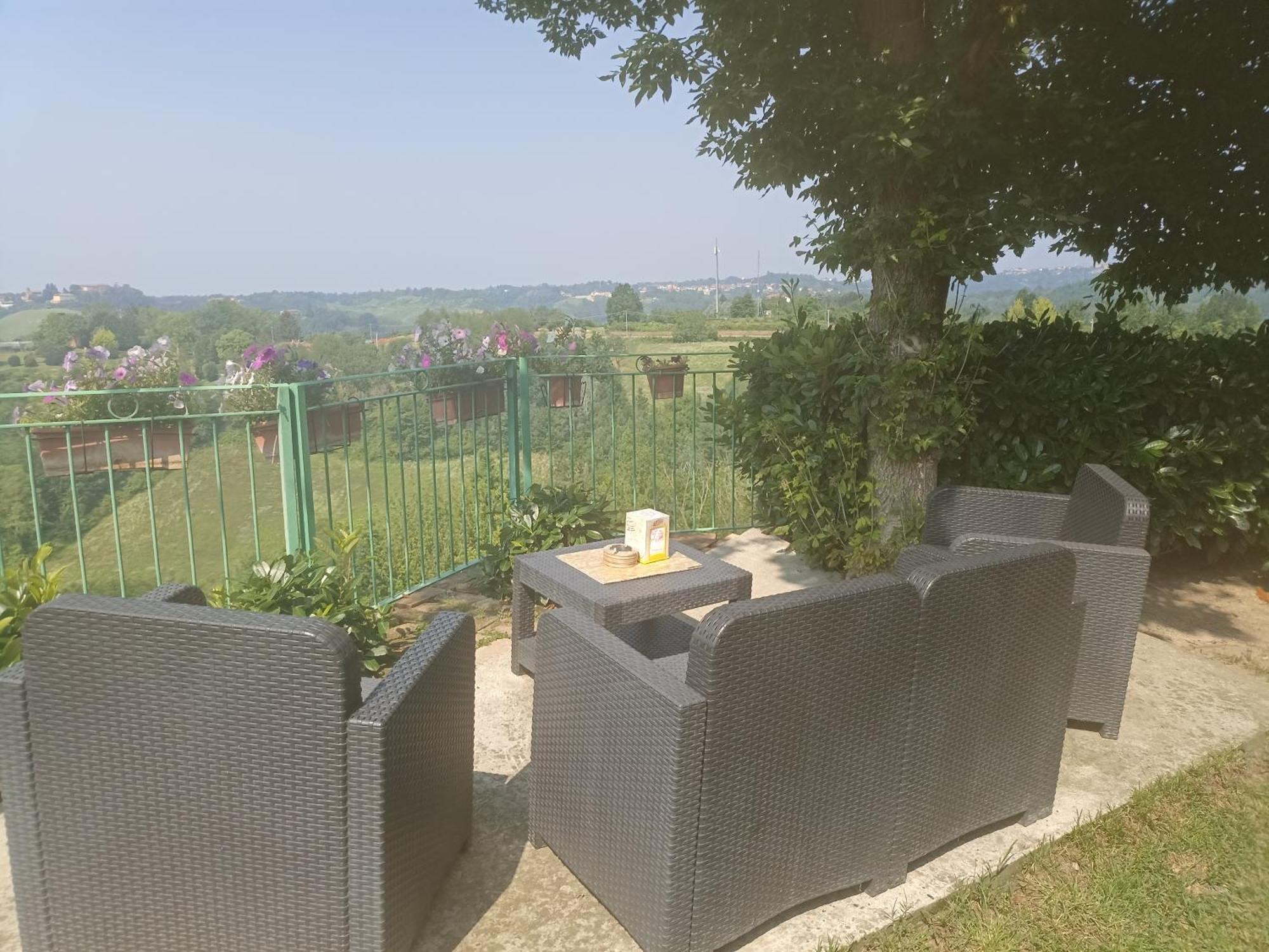 La Terrazza Mombarone Vendégház Asti Kültér fotó