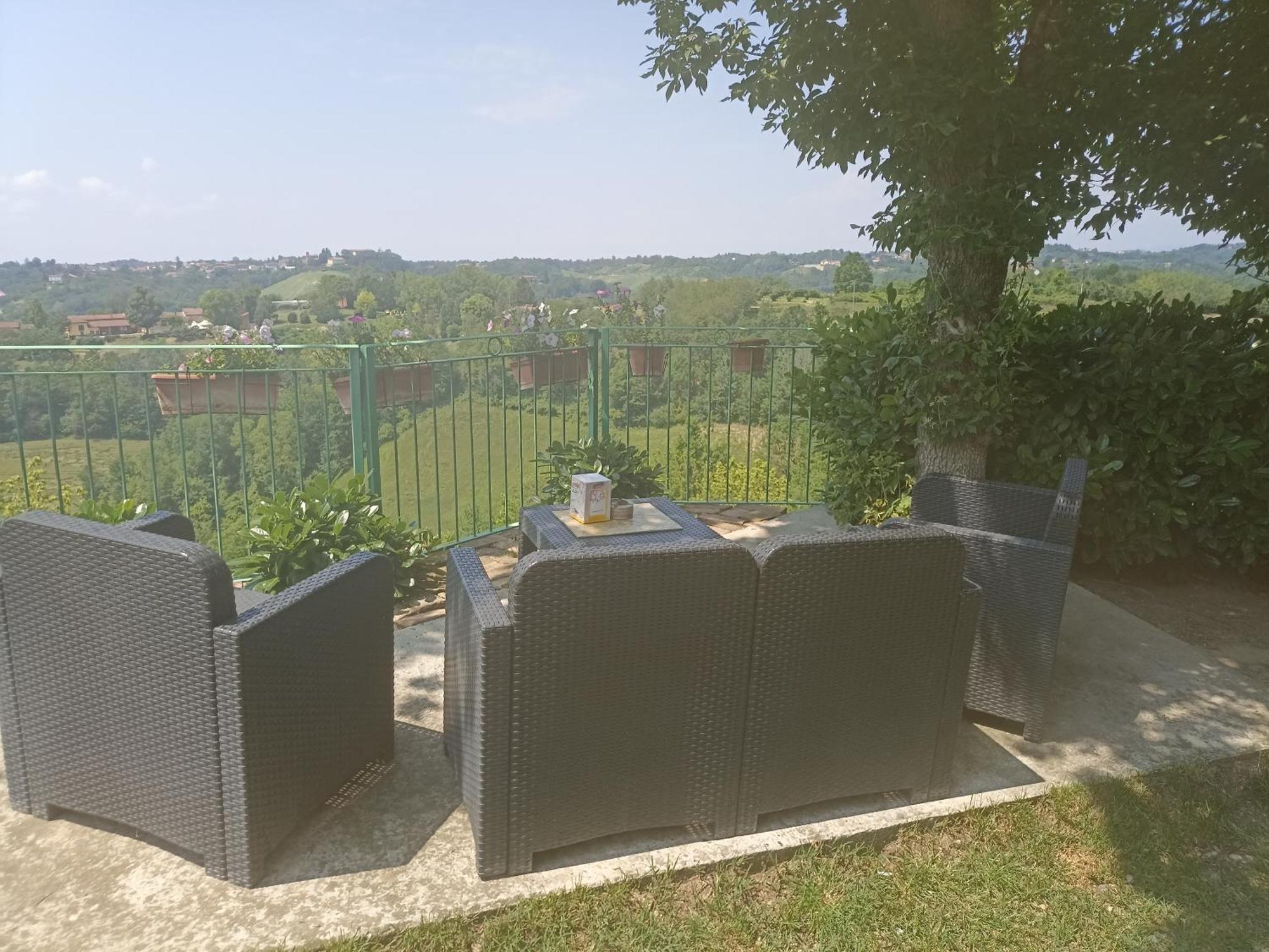 La Terrazza Mombarone Vendégház Asti Kültér fotó