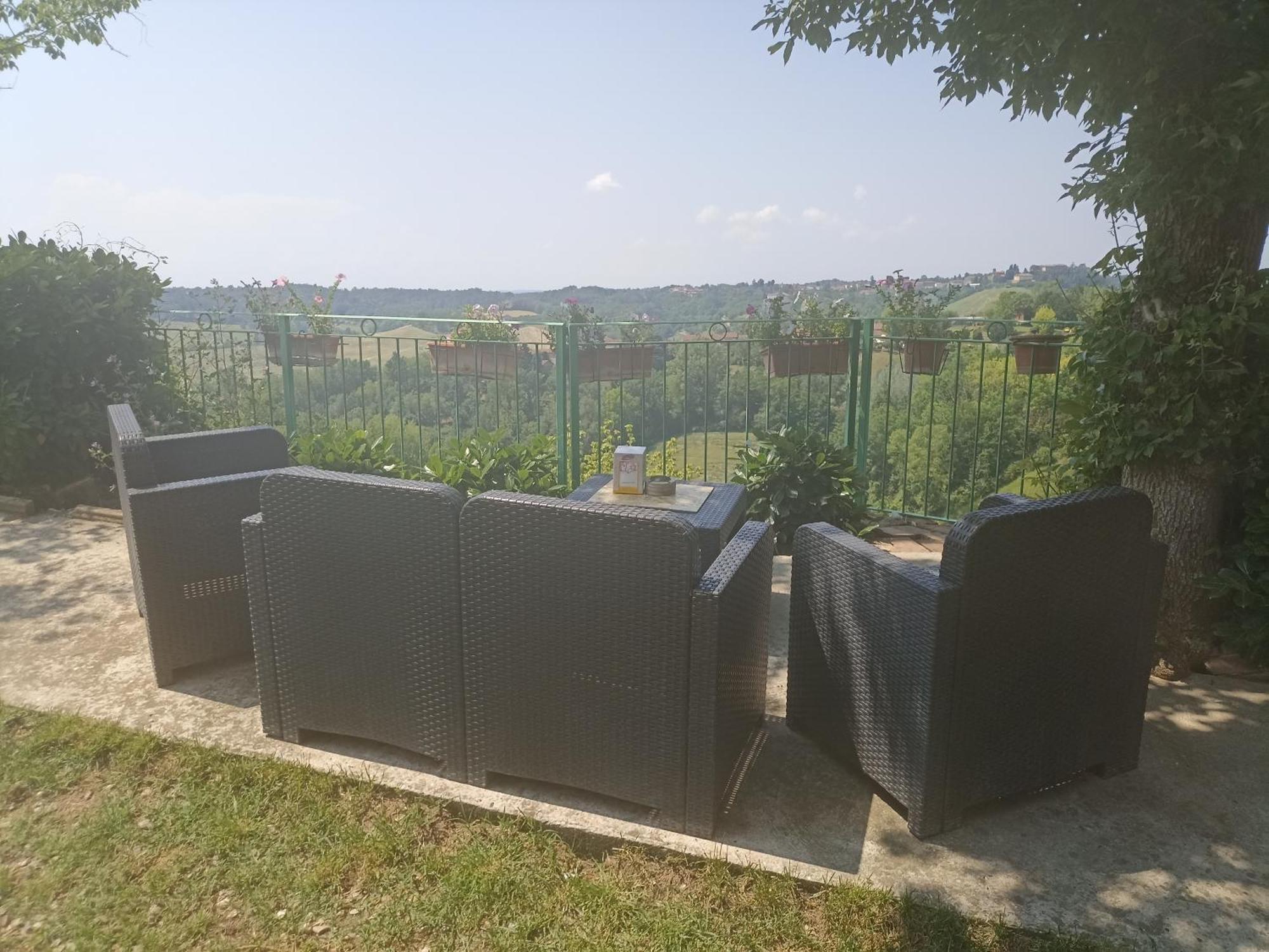 La Terrazza Mombarone Vendégház Asti Kültér fotó