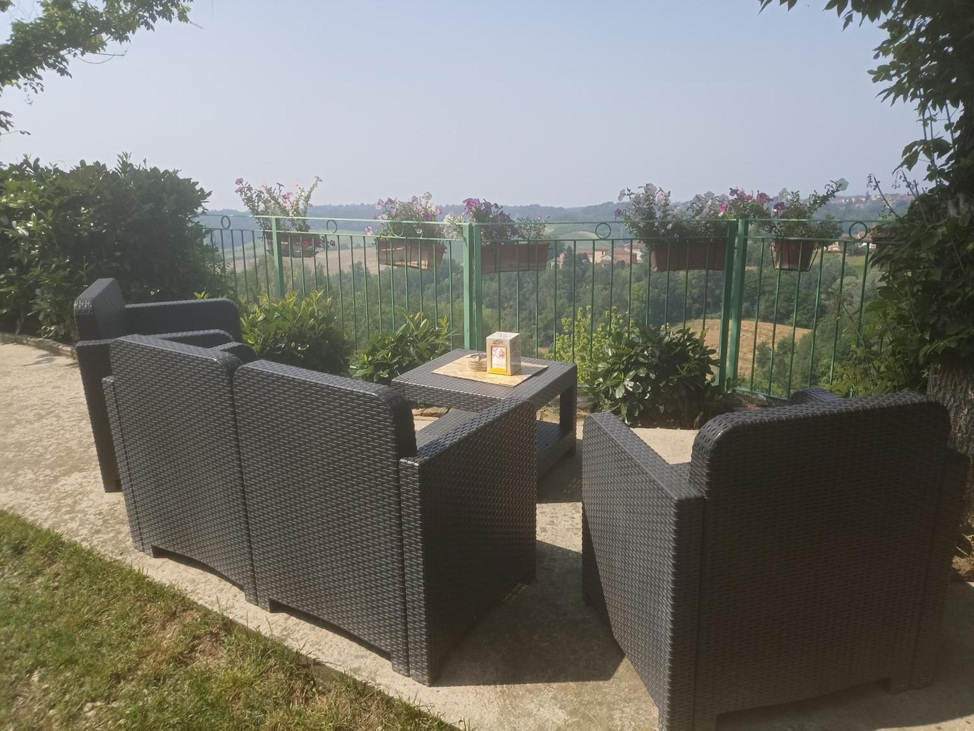 La Terrazza Mombarone Vendégház Asti Kültér fotó