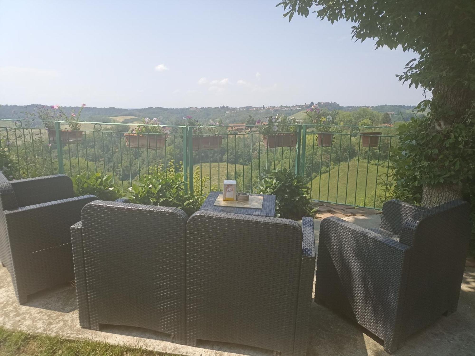 La Terrazza Mombarone Vendégház Asti Kültér fotó